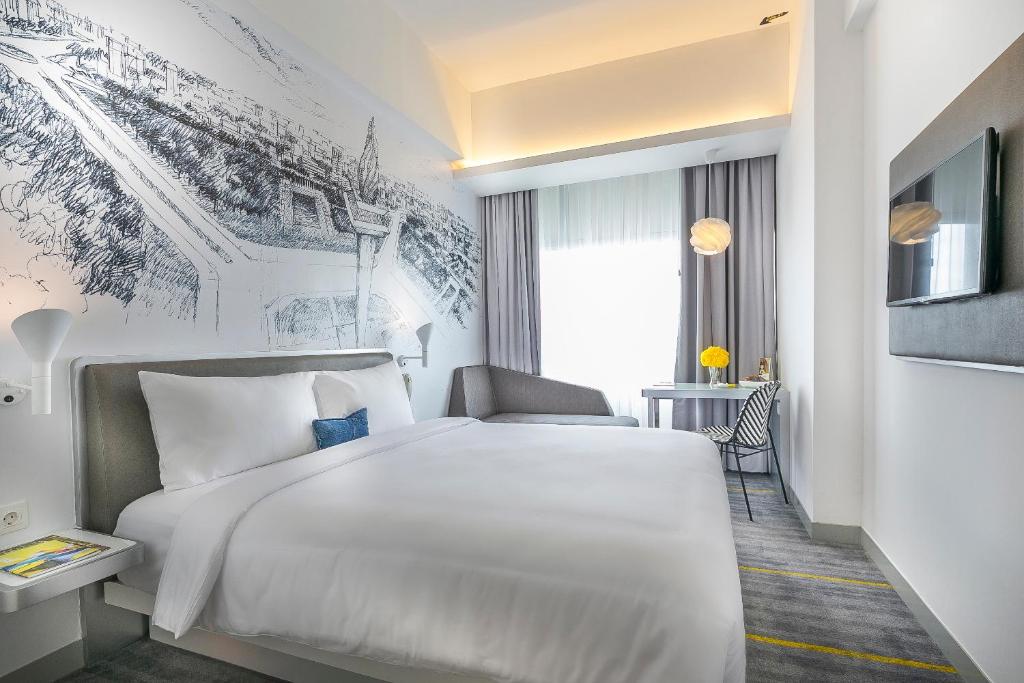 Postel nebo postele na pokoji v ubytování YELLO Hotel Harmoni