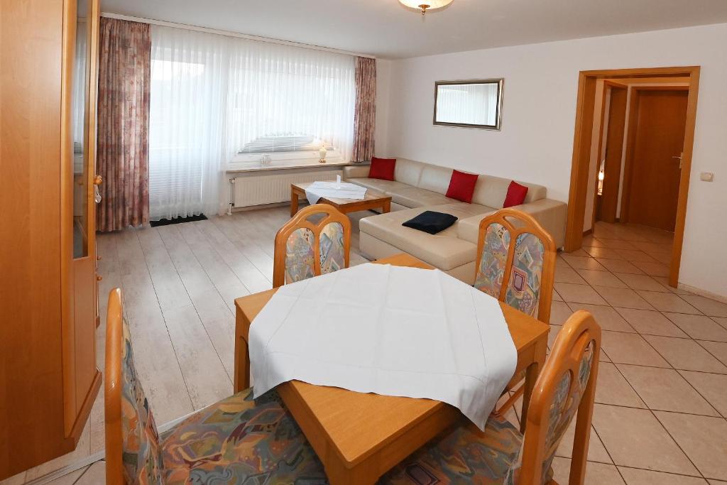 a living room with a table and a couch at Bernstein Mare-Comfort Wohnung 5 in Büsum