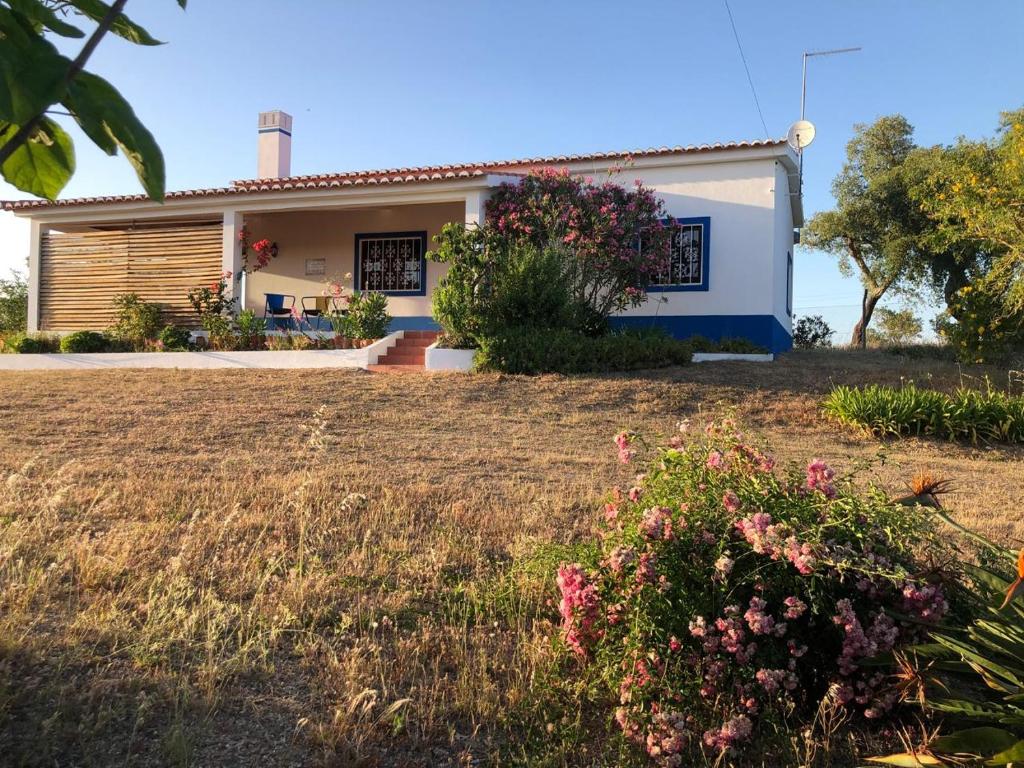 a house with flowers in front of it at Casa Nova da Corte Salva in Grândola