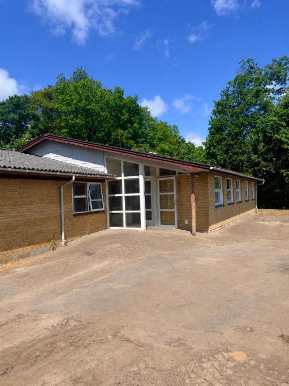 ein Haus mit einer großen Auffahrt davor in der Unterkunft Room for rent Landsbyen in Videbæk