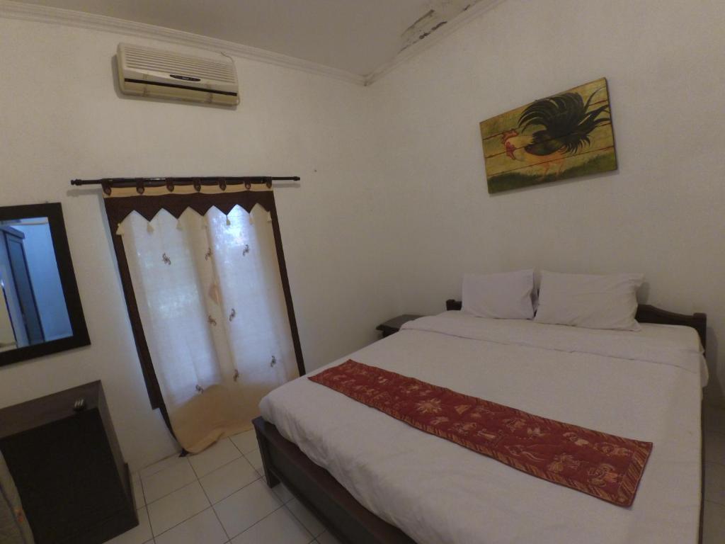 Postel nebo postele na pokoji v ubytování Alam Jogja Resort Mitra RedDoorz