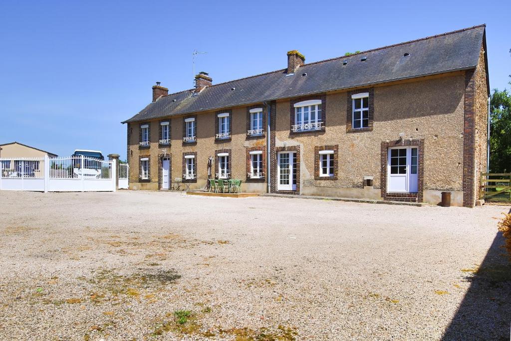 an old brick building with a large yard at Gîte Lebasladin in Lison