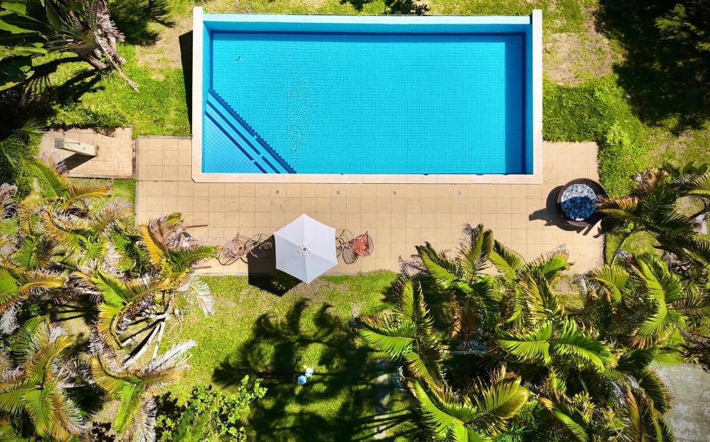 an overhead view of a swimming pool with a umbrella at Pousada Rio da Vila in Porto Seguro
