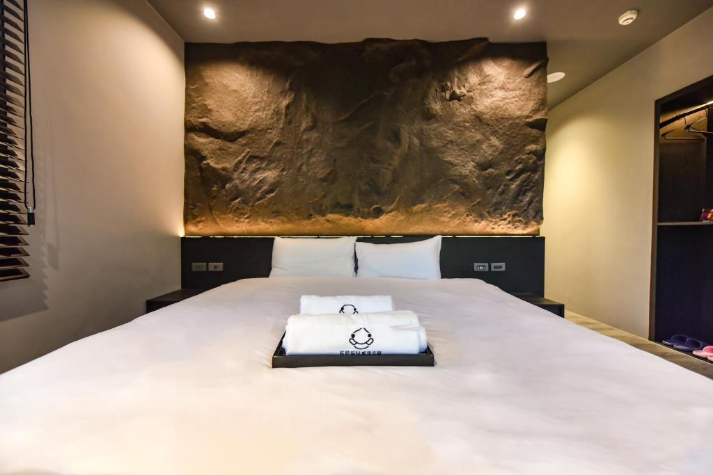a bedroom with a large white bed with at 貳宿文旅 in Tainan