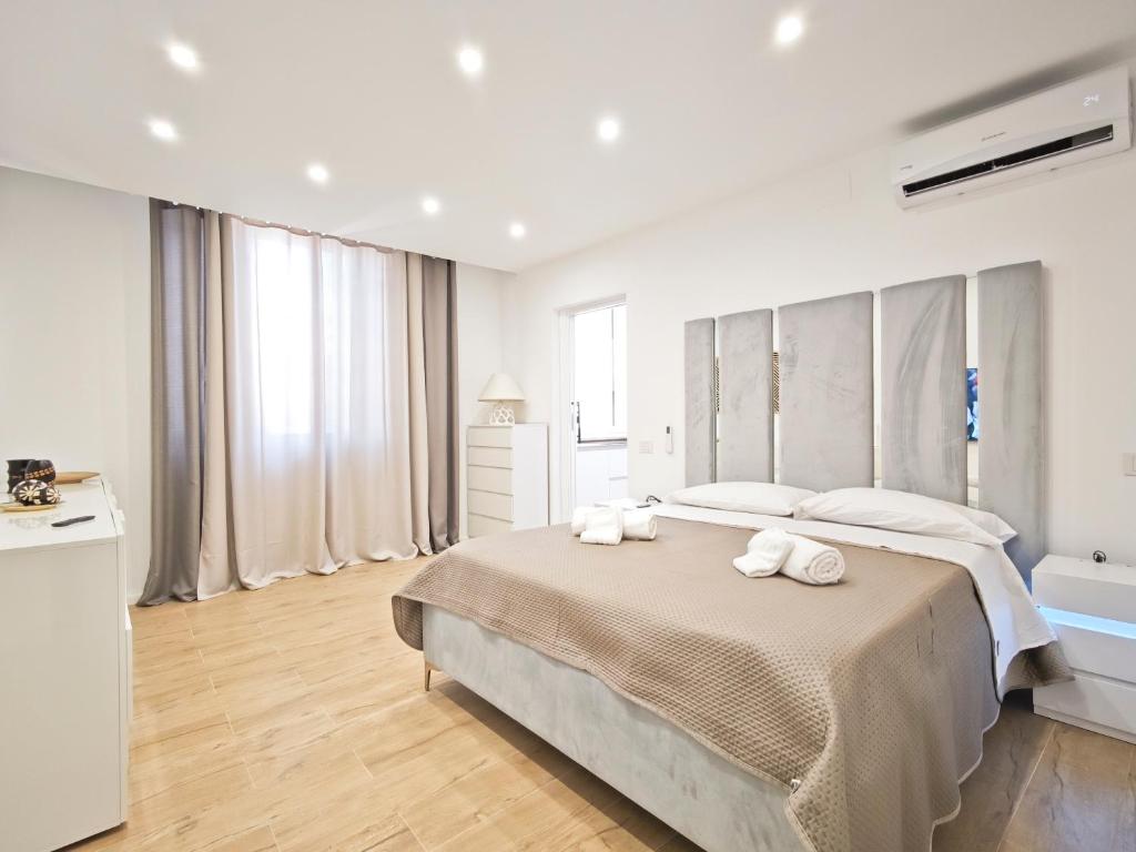 a bedroom with a large bed with towels on it at La Terrazza del Gabbiano in Cozze