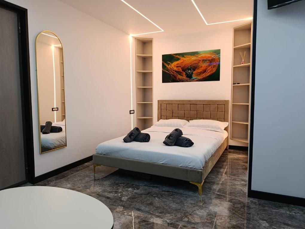 a bedroom with a bed and a mirror at Mini Studio Aristocrat in Târgovişte