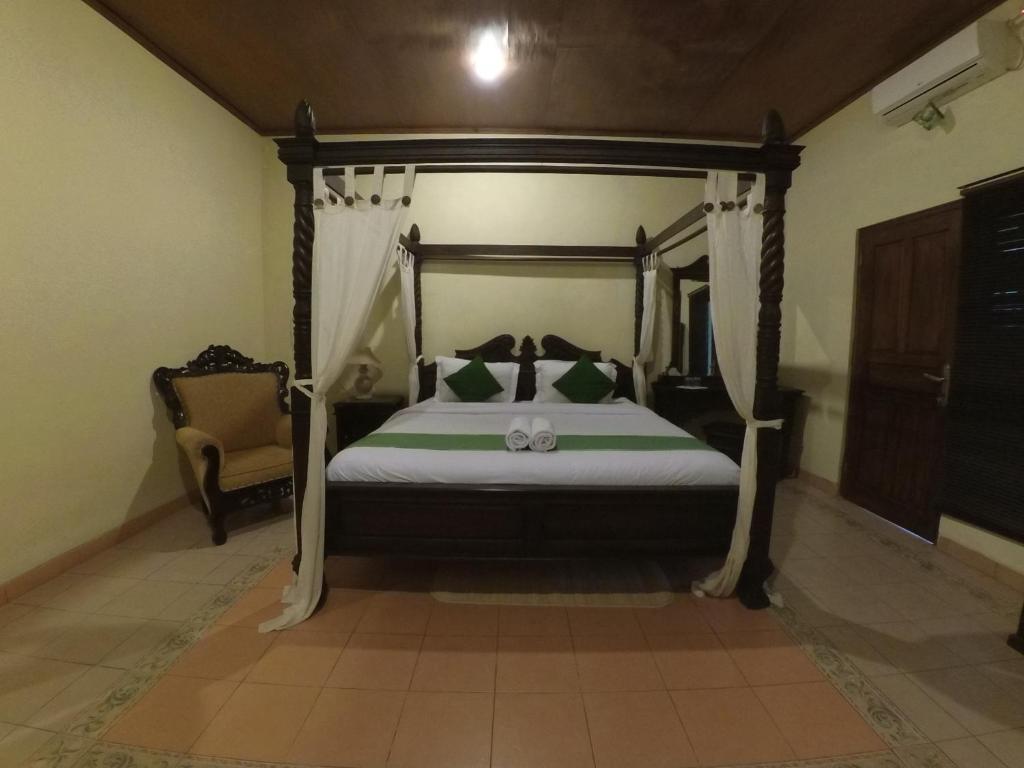 Postel nebo postele na pokoji v ubytování Alam Jogja Resort Mitra RedDoorz