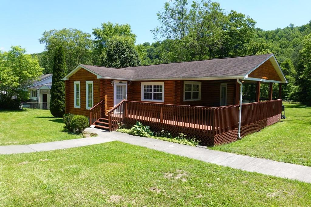 a small house with a porch and a yard at The Shack in Oak Hill