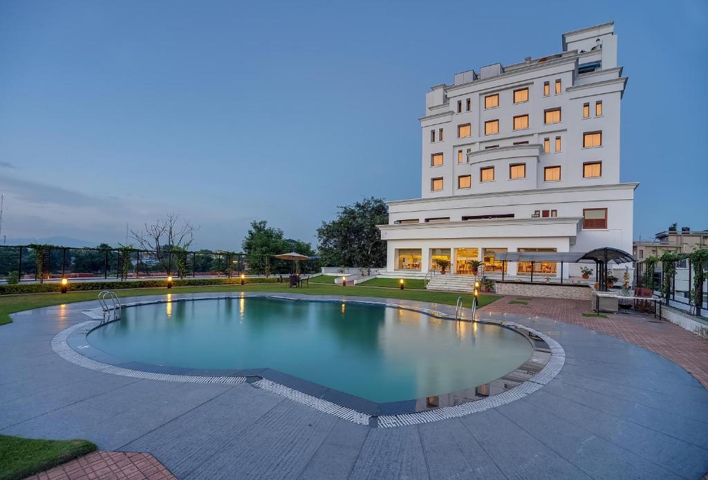 Bazén v ubytování Royal Sarovar Portico Siliguri nebo v jeho okolí