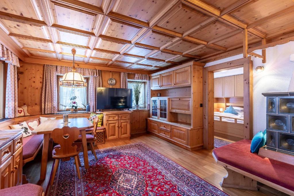 a dining room with a table and a television in a room at Appartement Tschol in Flirsch