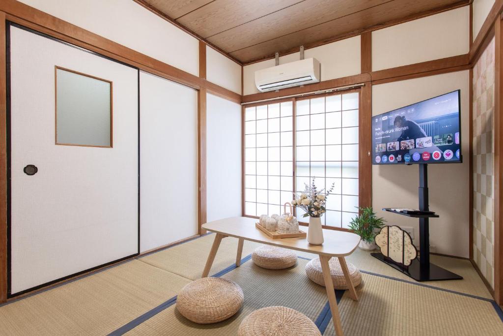 Bright and Airy Japanese House with Private Garden Up to 6 Guests Near Tsutenkaku Tennoji Zoo