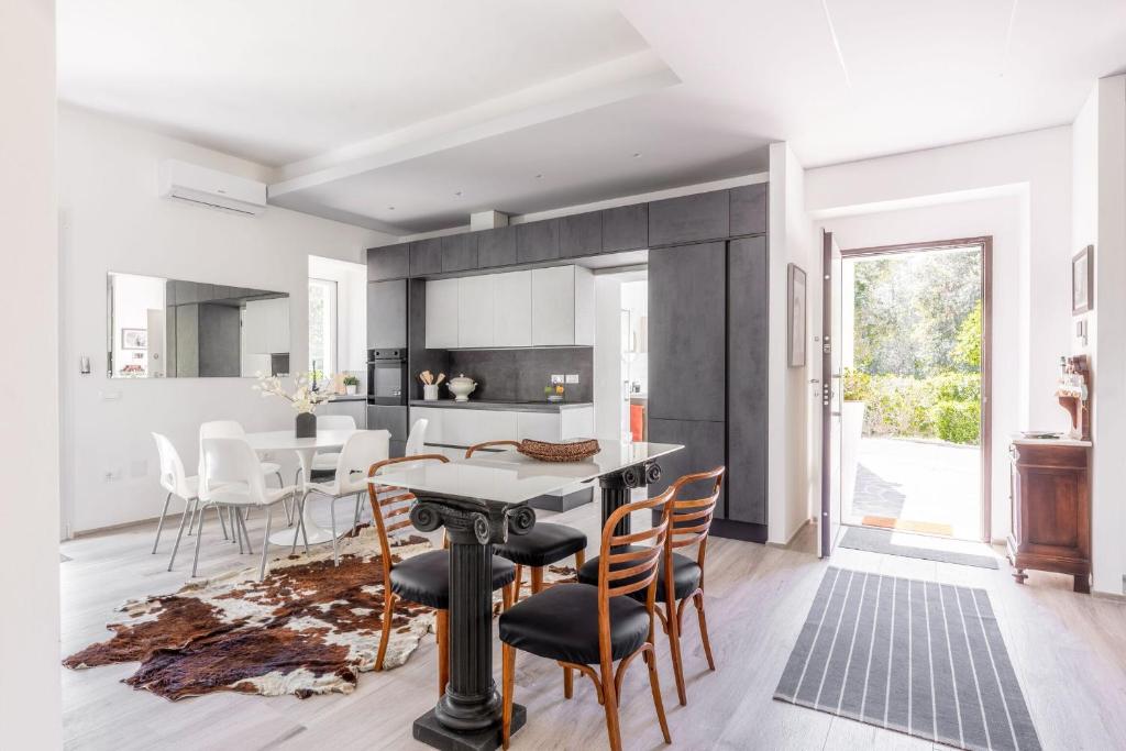 a kitchen and dining room with a table and chairs at Italian Experience-Art&Sea House in Fano