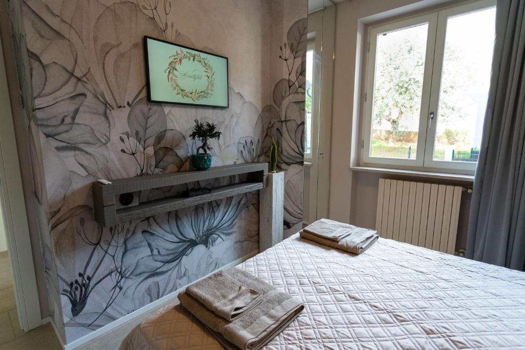 a bedroom with a bed with a flower patterned wall at Casa di Babii in Serle