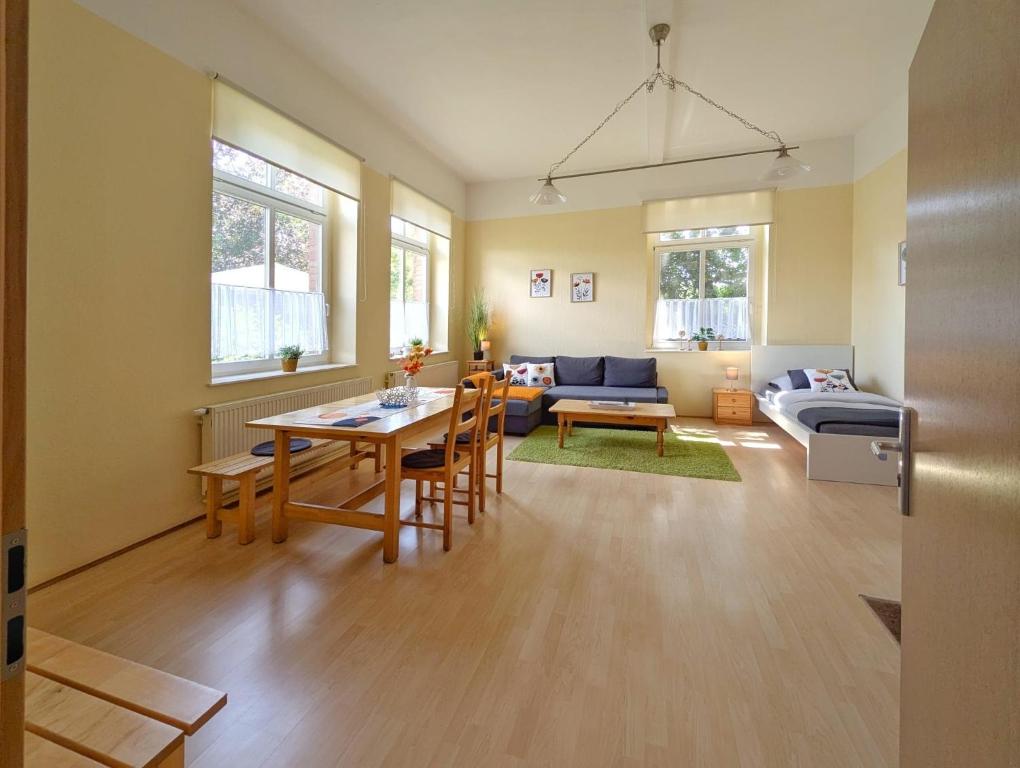 a living room with a table and a couch at Ferienwohnung Barbarossa - Holly in Rottleben