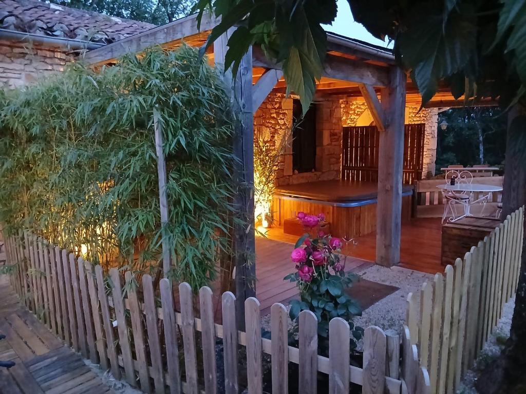 a white picket fence in front of a house at Domaine du Cardou in Puy-lʼÉvêque