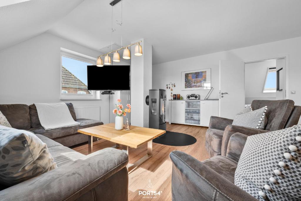 a living room with couches and a table at Ferienwohnung Lee Dagebüll in Dagebüll