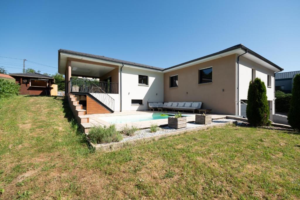 a house with a swimming pool in a yard at Superbe maison au calme - Piscine in Chantraine