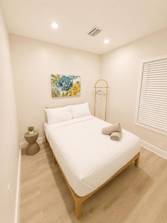 a white bedroom with a bed in a room at Villa Shores in Miami