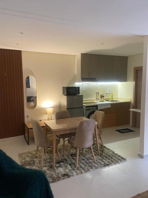 a kitchen and dining room with a table and chairs at Rabat Easy Access ll in Rabat