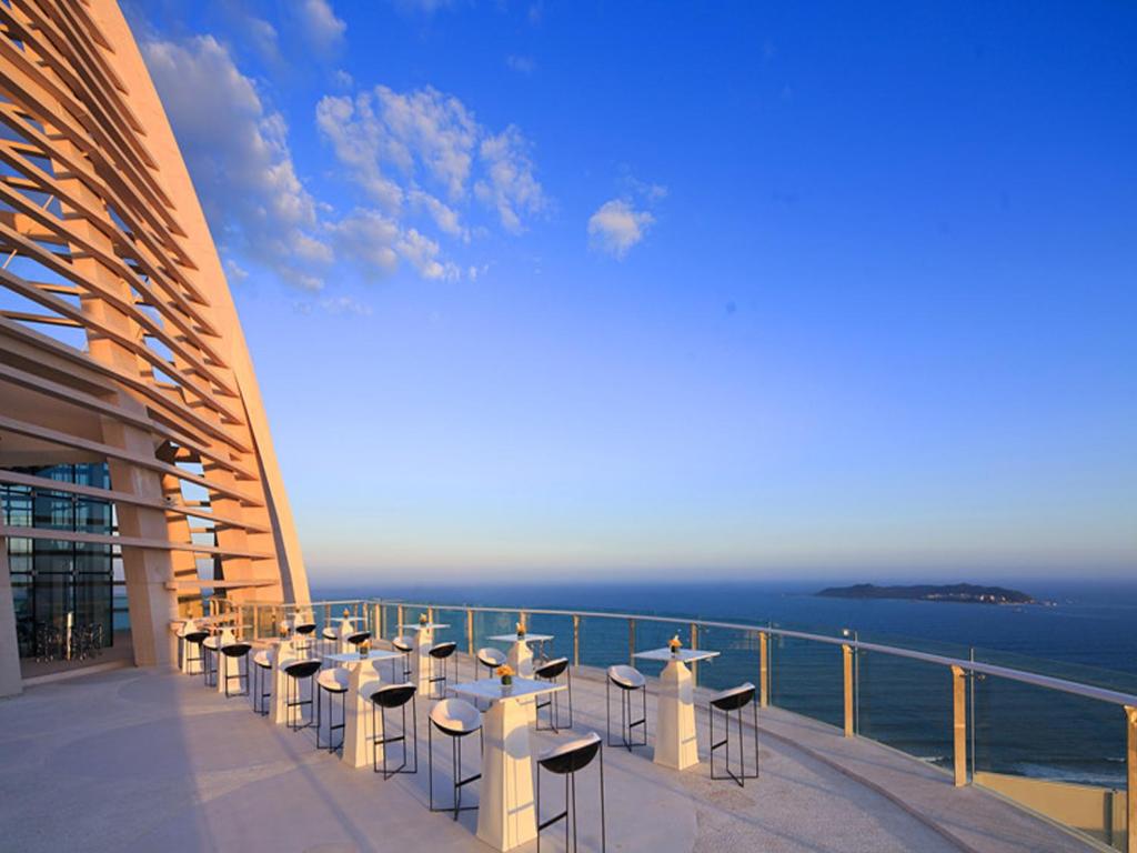 vistas al océano desde el balcón de un edificio en The Mangrovetree Sanya Resort en Sanya