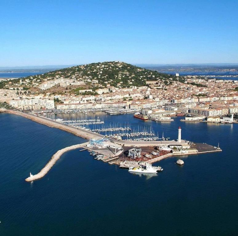 Location T2 Cabine Cosy dans Résidence sécurisée avec la climatisation, accès piscine, une place de parking privé