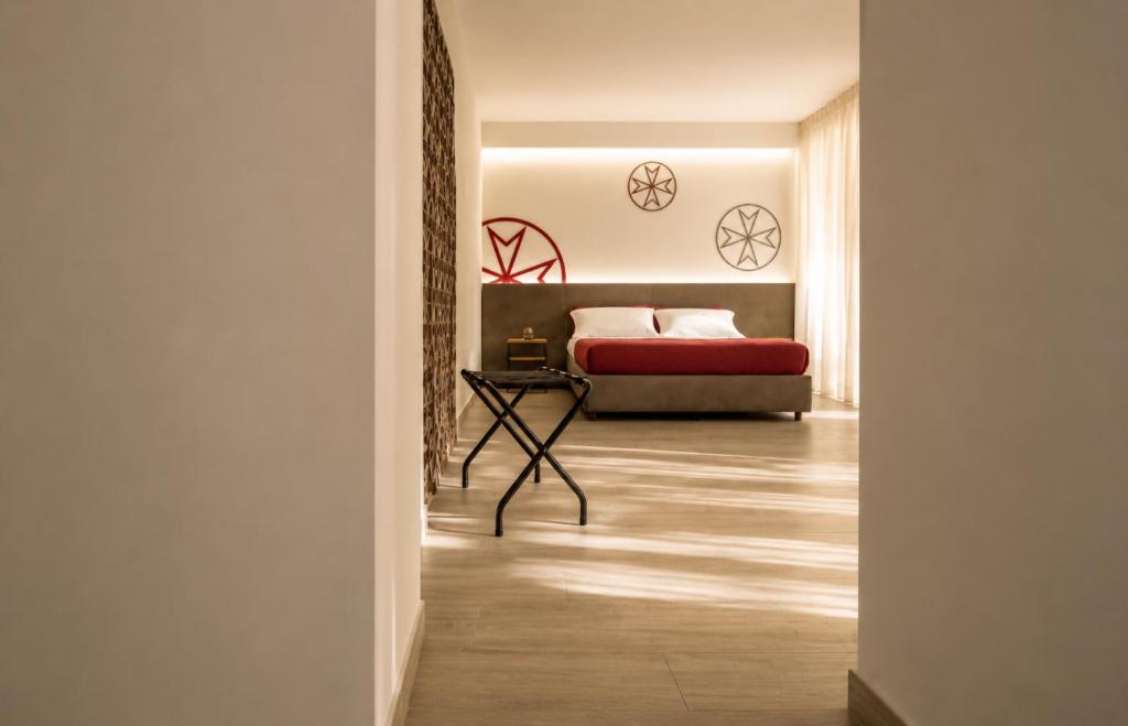 a bedroom with a bed and a table in a room at Il Rifugio Dei Templari in Lecce