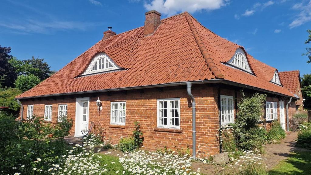 a small brick house with a red roof at Urlaub mit Hund - aktuell noch freie Kapazitäten im Sommer! in Riepsdorf