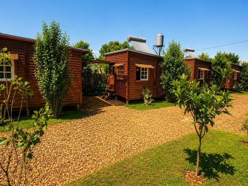 a yard with a house and a house at Monoambiente D'Charruas in Chajarí