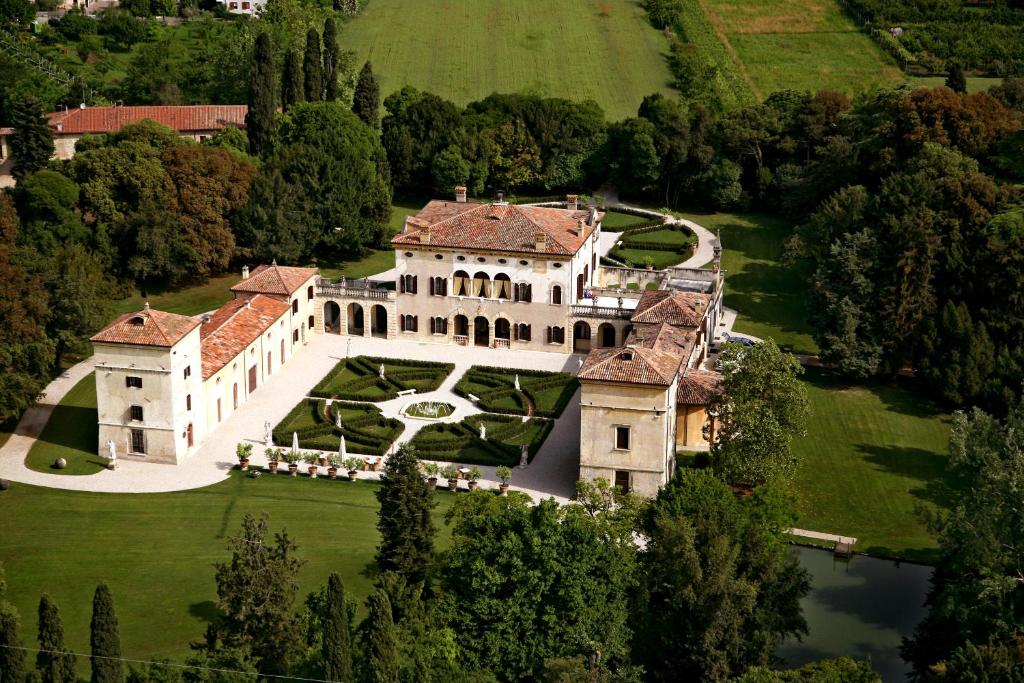 - une vue aérienne sur un grand manoir arboré dans l'établissement Hotel Villa Giona, à San Pietro in Cariano