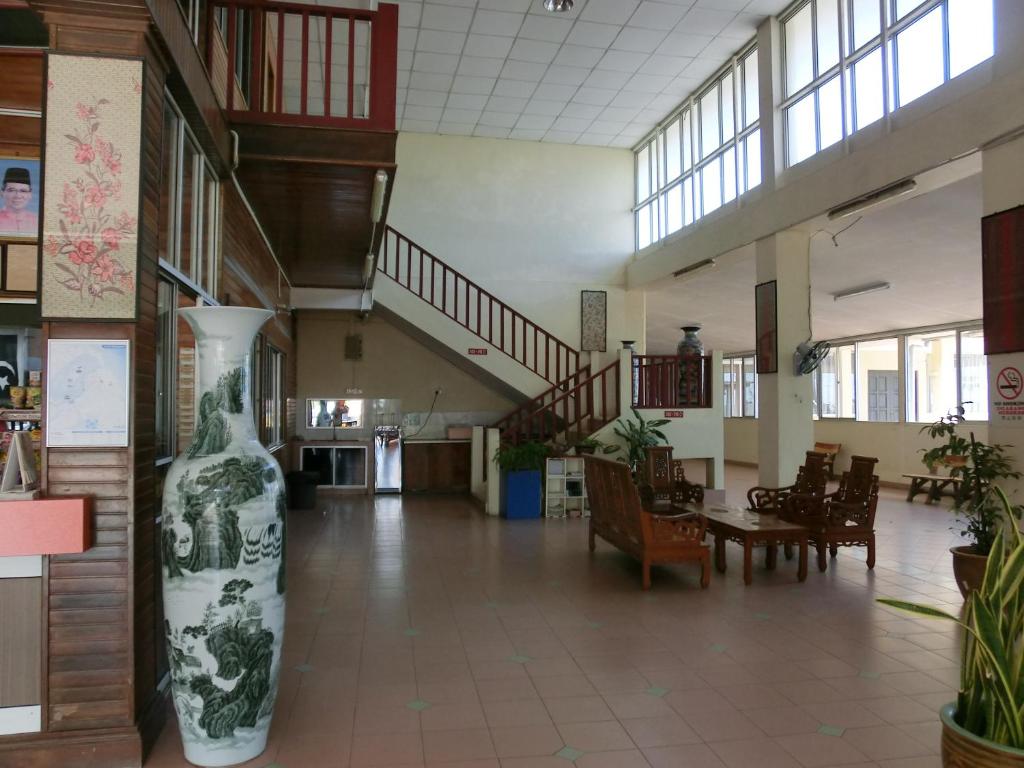a lobby with a large vase in the middle of a building at KT Beach Resort in Kuala Terengganu