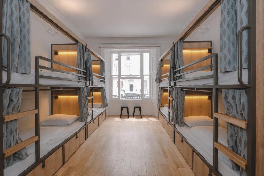 Astor Victoria Hostel - 