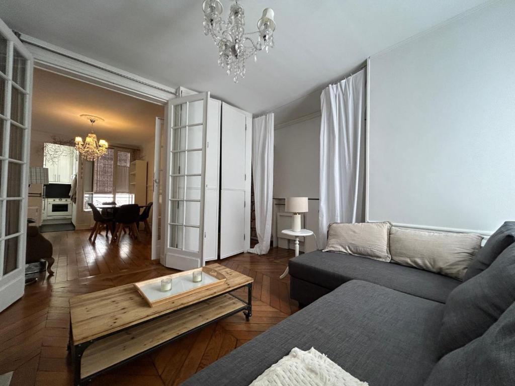 Luxury Parisian Flat Golden Triangle