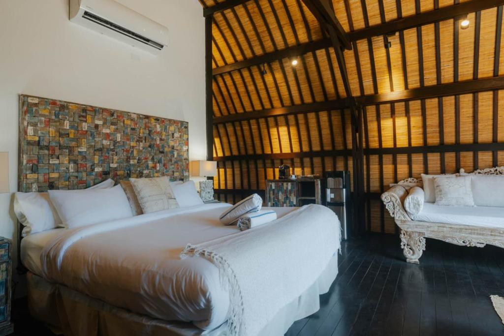 a bedroom with two beds and a couch in it at 4 Elements - Contadora Island in Contadora