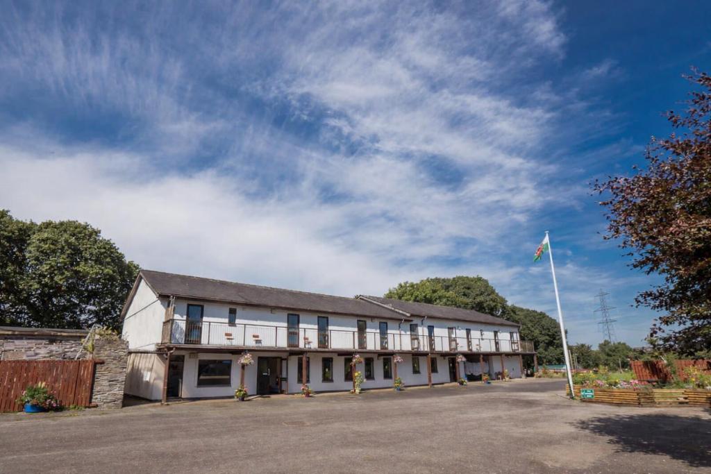 a building with a flag in front of it at Basecamp Wales Snowdon, Yr Wyddfa Eryri in Llanllyfni