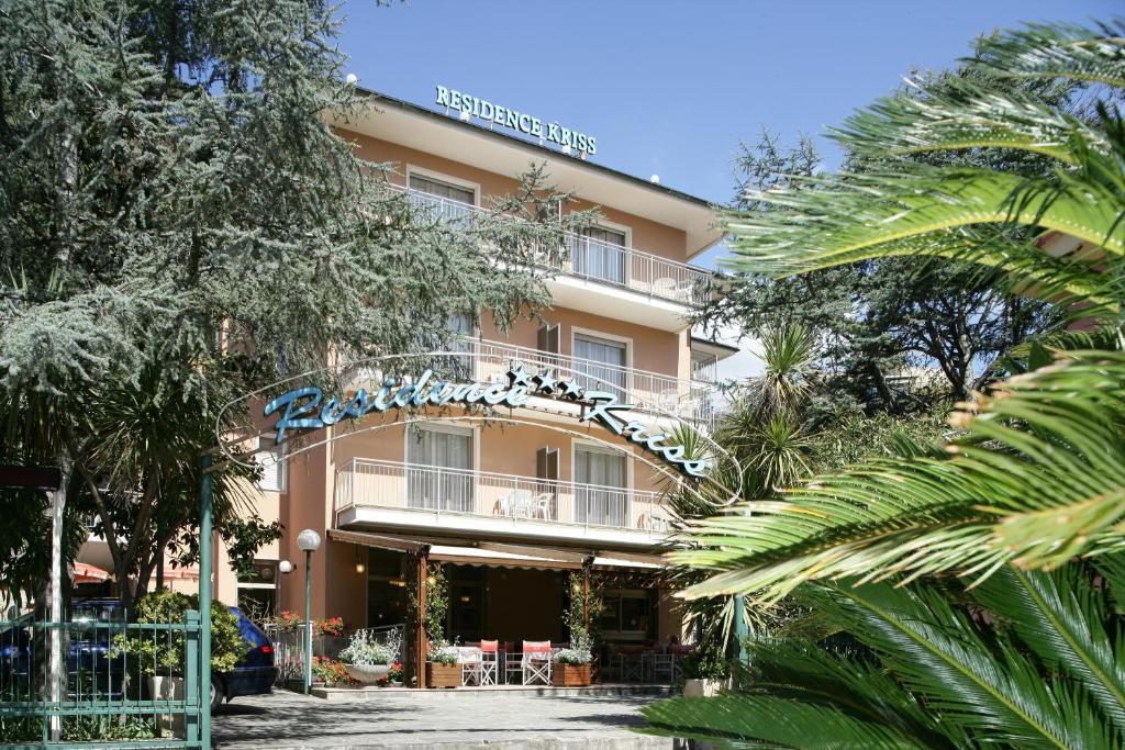 Blick auf das Hotel aus dem Garten in der Unterkunft Residence Hotel Kriss in Deiva Marina