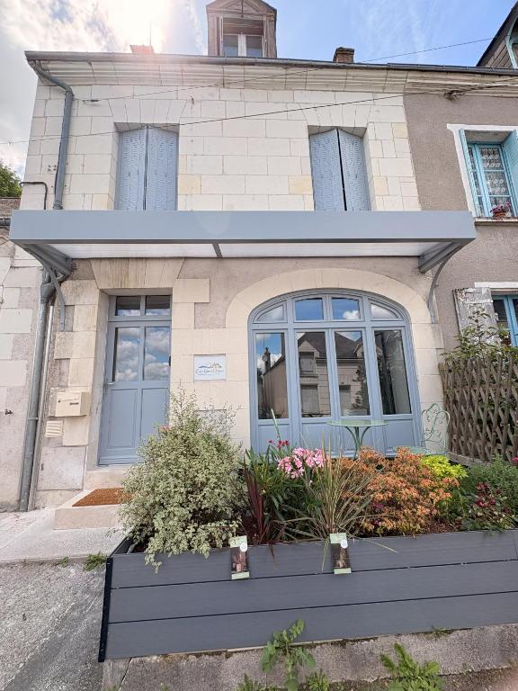 a house with flowers in front of it at Entre Loire & Château in Chaumont-sur-Loire
