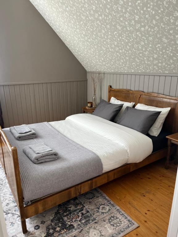 a bedroom with a large bed with blue pillows at 2ÕDE Kodumajutus in Hullo