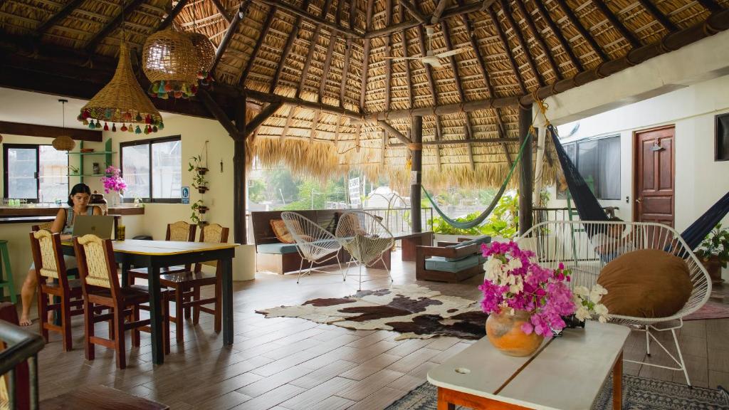 a living room with a table and chairs at Punta Dreams in Brisas de Zicatela