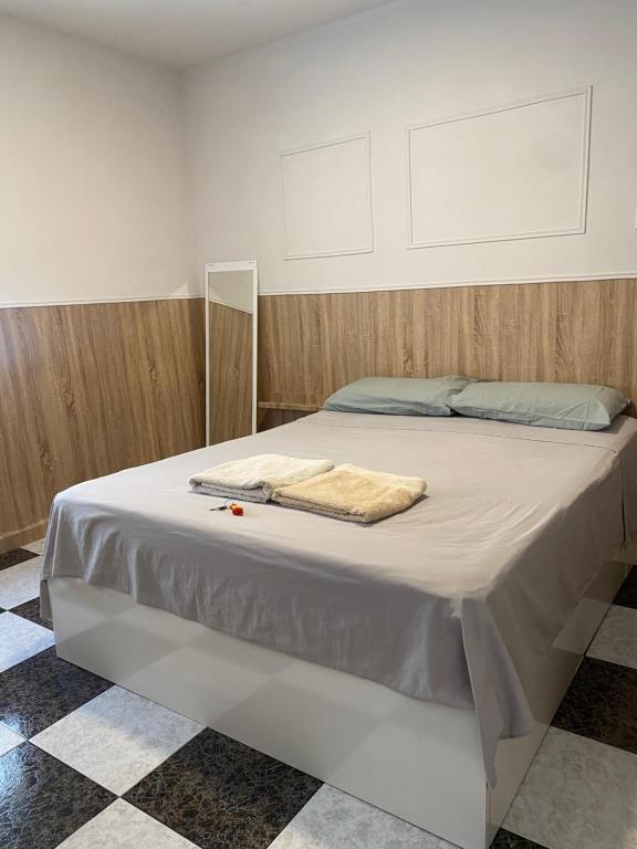 a bed with two towels sitting on top of it at Habitación 2 en tercera planta sin ascensor no és un piso entero! A compartir Baño y cocina! in Fuengirola