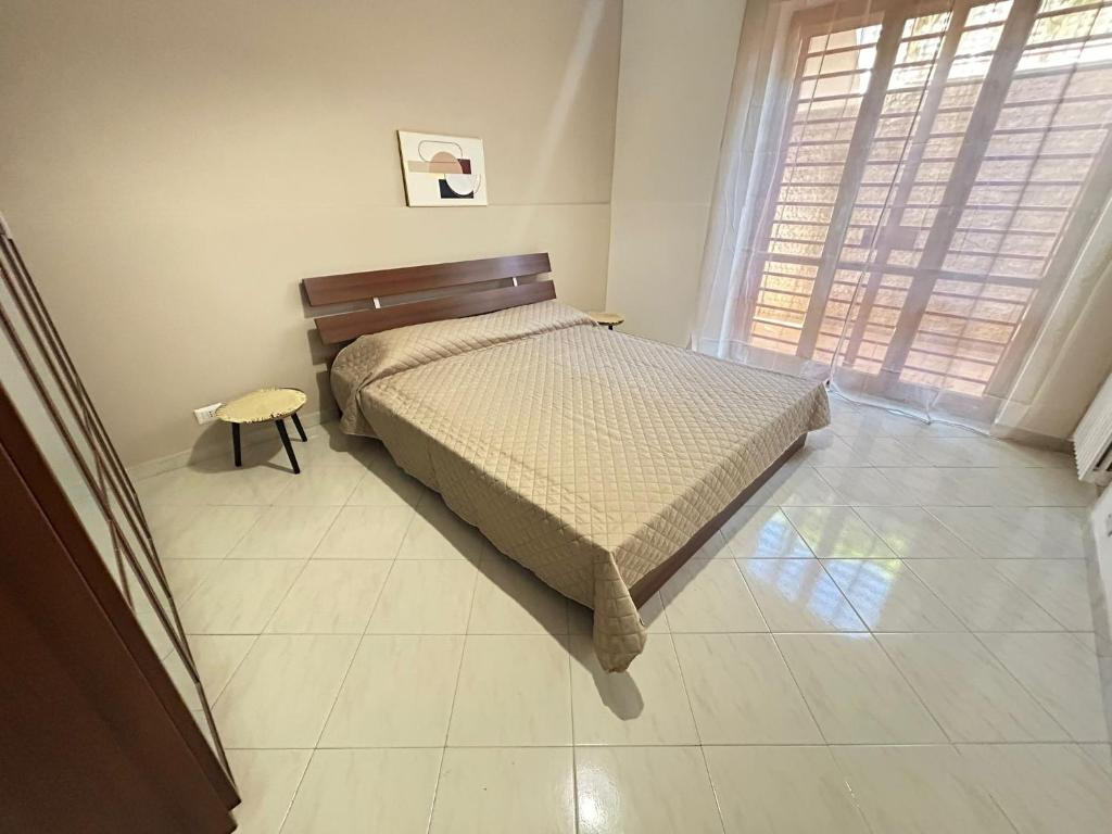 una camera da letto con un letto e un pavimento piastrellato di Regina34 a Torre a Mare