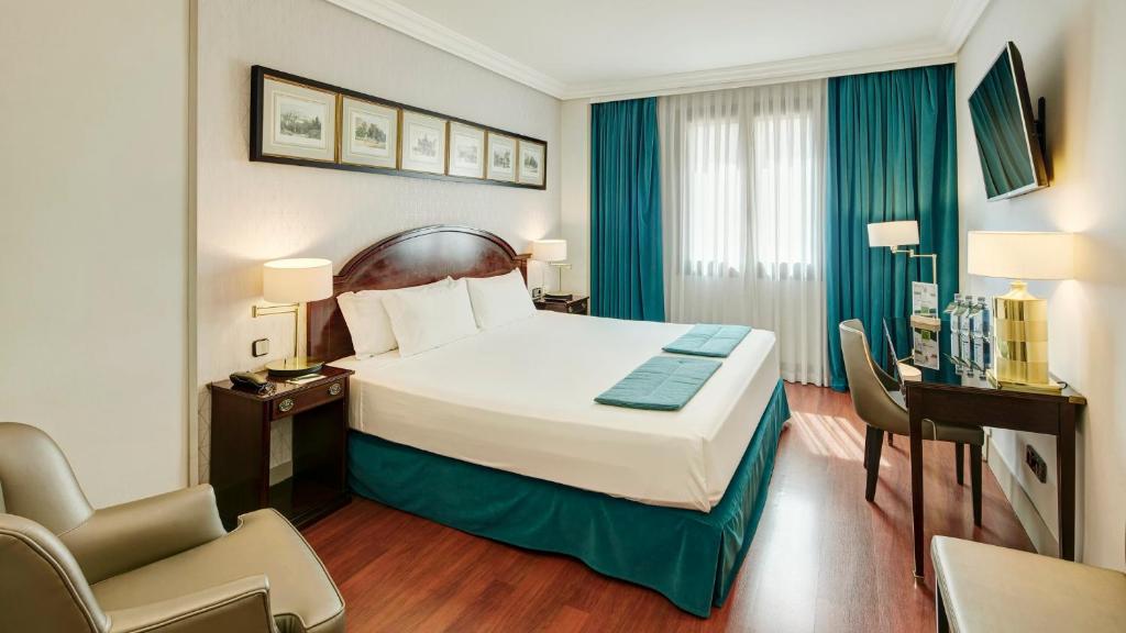Sercotel Gran Hotel Conde Duque tesisinde bir odada yatak veya yataklar