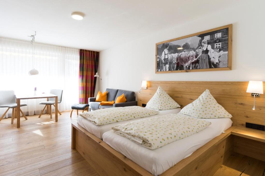 una camera con un grande letto e un soggiorno di Haus Sonnenhof a Oberstdorf