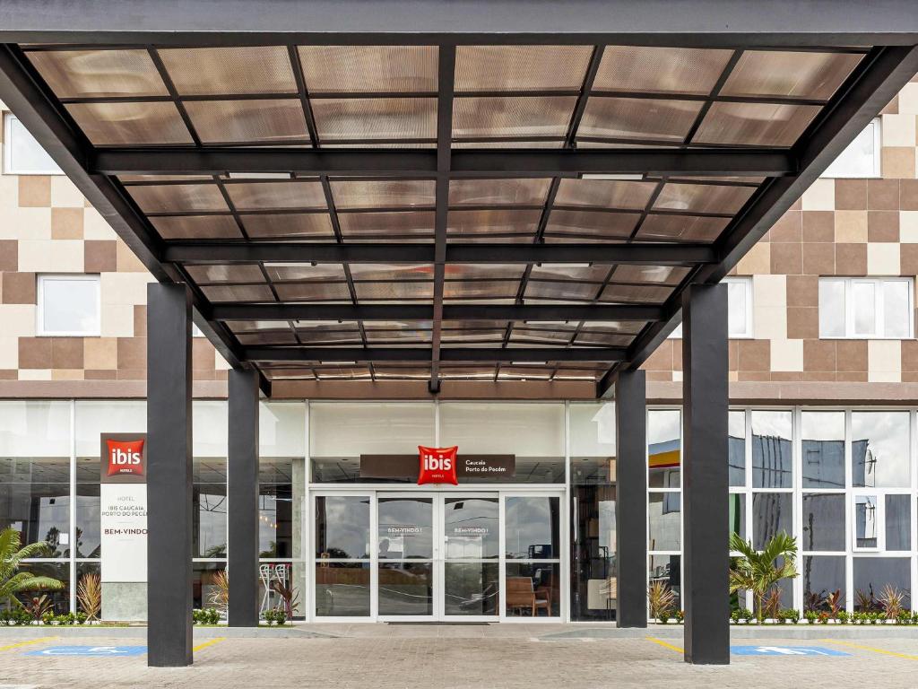 a view of the entrance to a building at ibis Caucaia Porto do Pecem in Caucaia