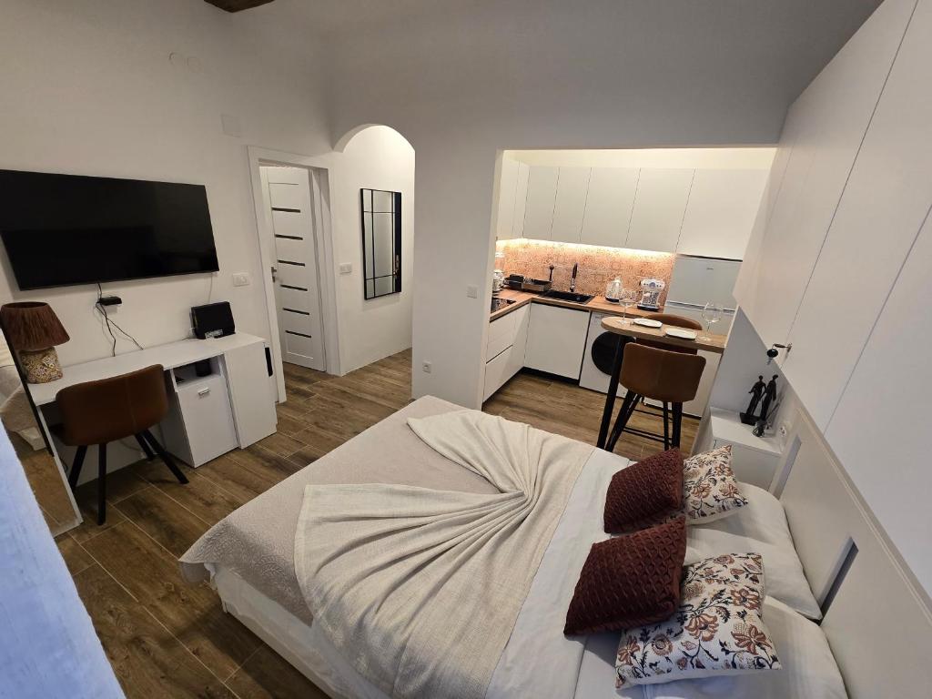 Studio apartment KIKI for 2, near Old Town & Beach, free WiFi