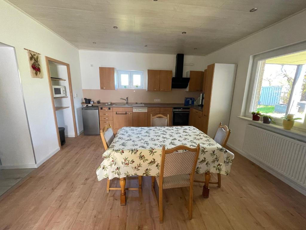 eine Küche mit Tisch und Stühlen in einem Zimmer in der Unterkunft Kleegarten in Eppelborn