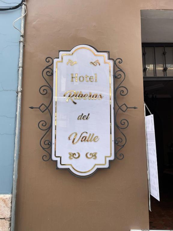 a sign on a wall that reads hotel queens did value at Riberas del Valle in Cuenca