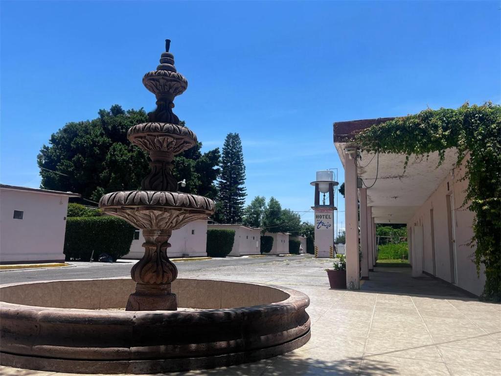 a large fountain in the middle of a courtyard at Hotel del Tajo in Salamanca