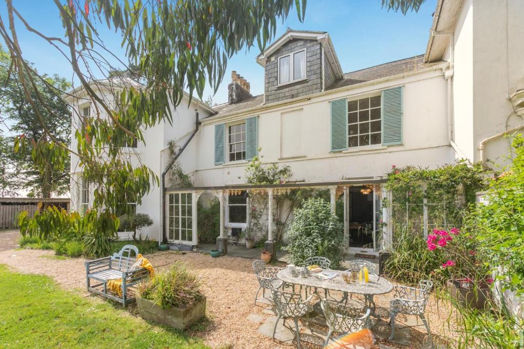 an exterior view of a house with a table and chairs at 4 Bed in Barnstaple oc-n34877 in Tawstock
