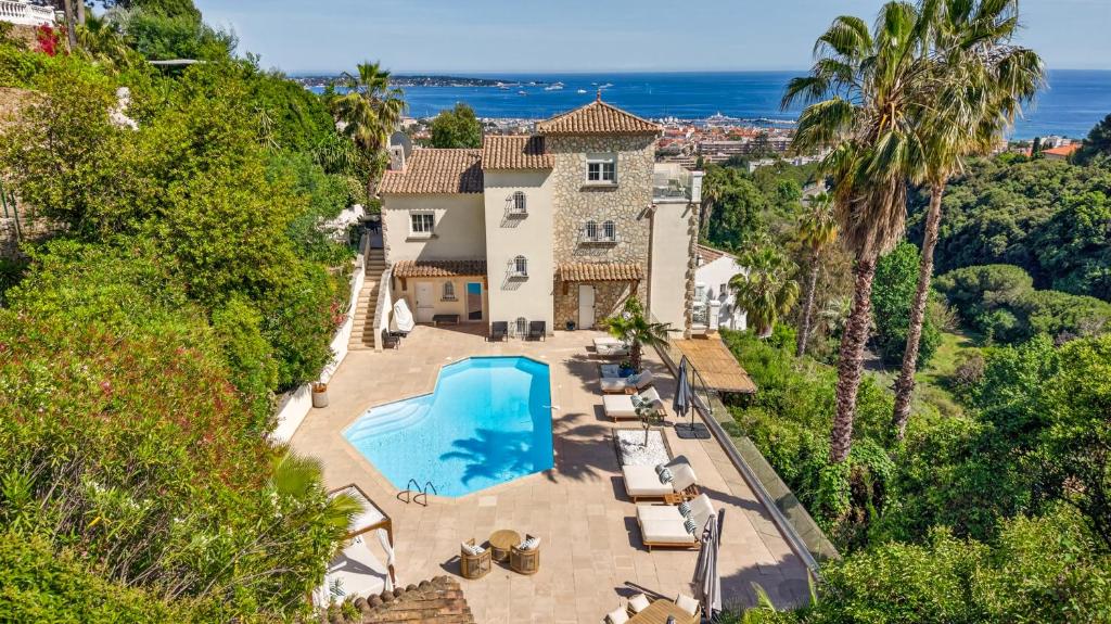an aerial view of a house with a swimming pool at Sea View Villa Roc d'Azur - Pool - Jacuzzi in Vallauris