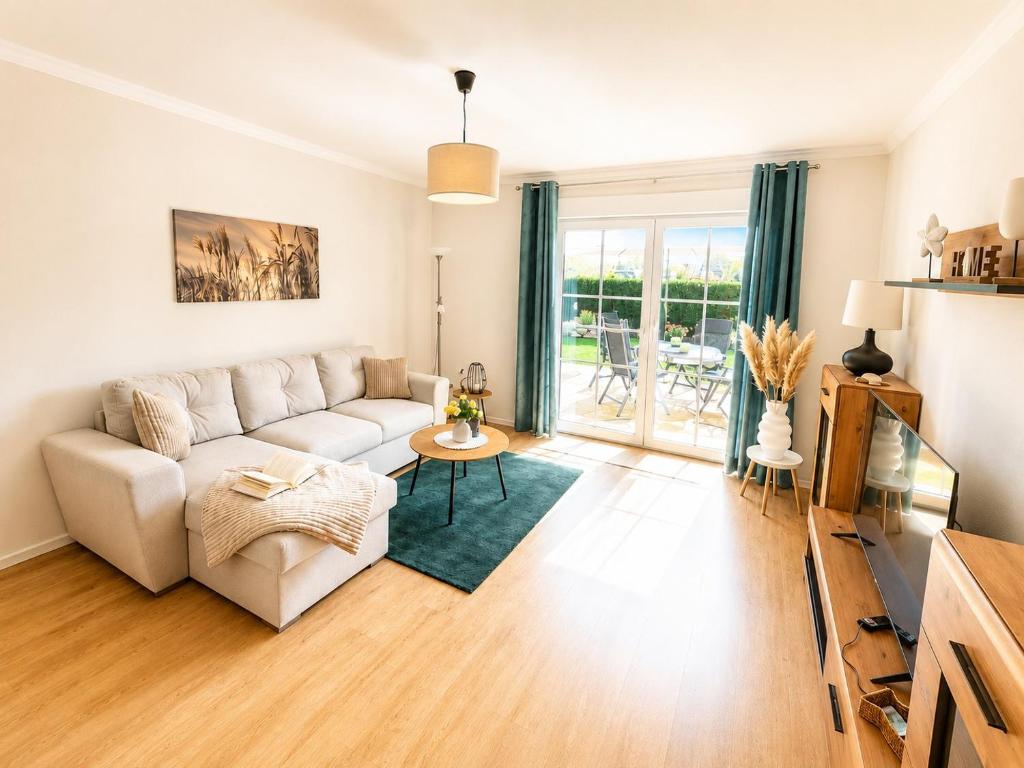 a living room with a couch and a table at Ferienwohnung Rita Usedom in Korswandt